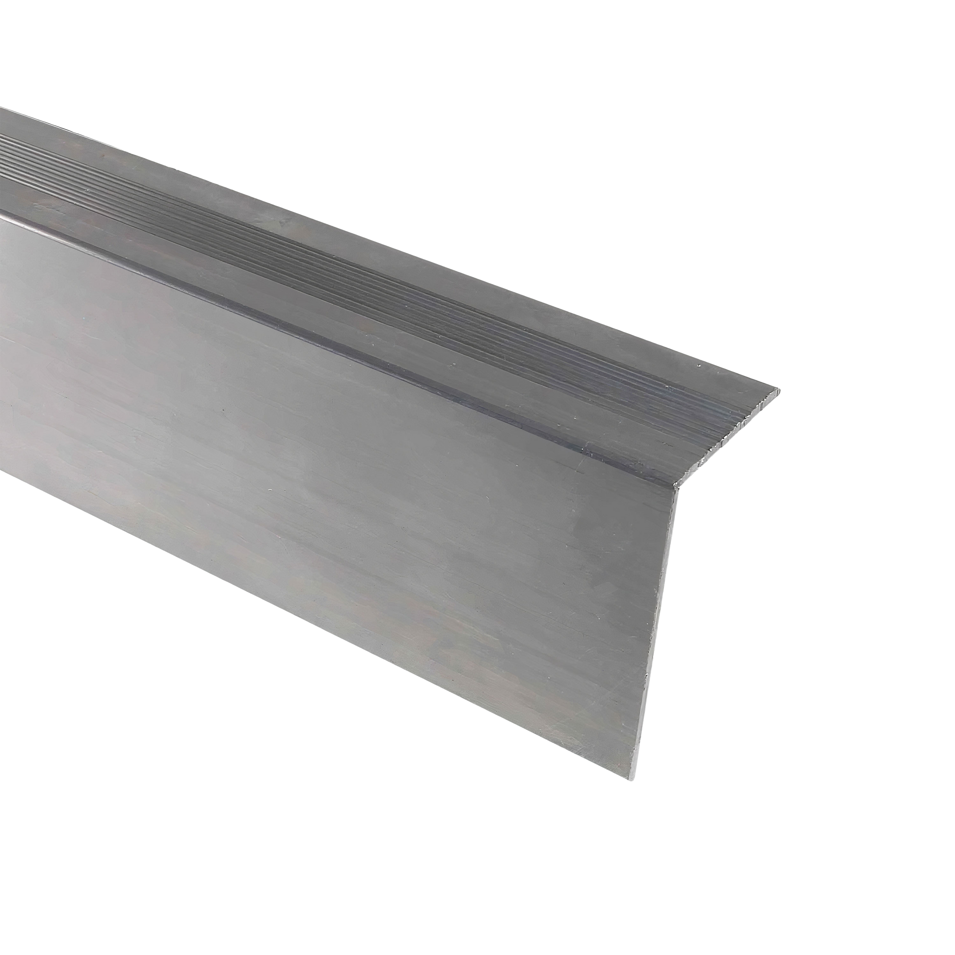 Équerre d'assemblage en métal en forme de L, surface lisse et argentée, sans marquage apparent, fond blanc.